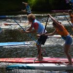 Mezi jezy potřetí. Závod v Sezimově Ústí přilákal vysoký počet paddleboardistů