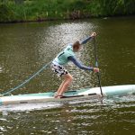Mezi jezy potřetí. Závod v Sezimově Ústí přilákal vysoký počet paddleboardistů