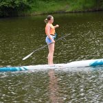 Mezi jezy potřetí. Závod v Sezimově Ústí přilákal vysoký počet paddleboardistů