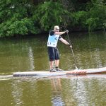 Mezi jezy potřetí. Závod v Sezimově Ústí přilákal vysoký počet paddleboardistů
