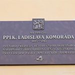 Podplukovník Ladislav Komorád má pamětní desku na budově Městského úřadu v Písku