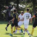 Ve fotbalové III. třídě na obou pólech tabulky řádně přituhuje