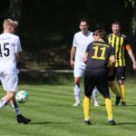 Ve fotbalové III. třídě na obou pólech tabulky řádně přituhuje