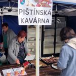 Pištín byl v soutěží jedlíků sekané v housce bez konkurence. V paštice vyrovnala skóre Zliv