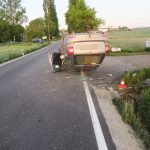 Mladého řidiče u Blatné přemohl mikrospánek. Škodovka skončila na střeše