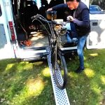 Nejstarší motorka na Křivonosce měla 1,5 koně a brzdí se i nohama. Primátorka dorazila v hasičské uniformě