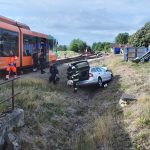 Auto vjelo v Bavorově na přejezd ve chvíli, kdy tudy projížděl vlak. Záchranáři měli v péči ženu a dítě