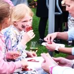 Malí čarodějové ve Větřní házeli košťaty, jeli lanovkou, opékali buřty a rozsvítili lampiony