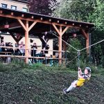 Malí čarodějové ve Větřní házeli košťaty, jeli lanovkou, opékali buřty a rozsvítili lampiony