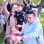 Malí čarodějové ve Větřní házeli košťaty, jeli lanovkou, opékali buřty a rozsvítili lampiony