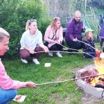 Malí čarodějové ve Větřní házeli košťaty, jeli lanovkou, opékali buřty a rozsvítili lampiony