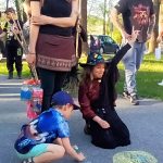 Malí čarodějové ve Větřní házeli košťaty, jeli lanovkou, opékali buřty a rozsvítili lampiony