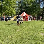 Ve Veselí stavěli májku pomocí křížů a byli odhodlaní hlídat do rána