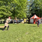 Ve Veselí stavěli májku pomocí křížů a byli odhodlaní hlídat do rána