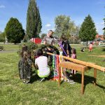 Ve Veselí stavěli májku pomocí křížů a byli odhodlaní hlídat do rána