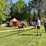 Ve Veselí stavěli májku pomocí křížů a byli odhodlaní hlídat do rána