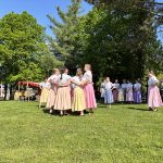Ve Veselí stavěli májku pomocí křížů a byli odhodlaní hlídat do rána