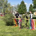 Ve Veselí stavěli májku pomocí křížů a byli odhodlaní hlídat do rána