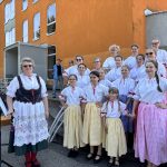 Ve Veselí stavěli májku pomocí křížů a byli odhodlaní hlídat do rána
