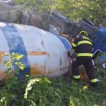 U Větřní havaroval plně naložený mix na beton. K nehodě vyjeli záchranáři i hasiči