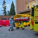 AKTUALIZOVÁNO: Záchranáři a hasiči informují o transportu pacienta s podezřením na ebolu. V táborské nemocnici dezinfikovali personál i prostory