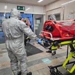AKTUALIZOVÁNO: Záchranáři a hasiči informují o transportu pacienta s podezřením na ebolu. V táborské nemocnici dezinfikovali personál i prostory