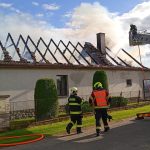 Požár střechy domu v Suchdole nad Lužnicí: jeden zraněný hasič, škoda kolem 1,5 milionu