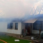 Požár střechy domu v Suchdole nad Lužnicí: jeden zraněný hasič, škoda kolem 1,5 milionu