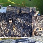 Požár střechy domu v Suchdole nad Lužnicí: jeden zraněný hasič, škoda kolem 1,5 milionu