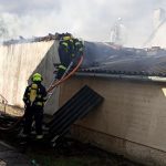 Požár střechy domu v Suchdole nad Lužnicí: jeden zraněný hasič, škoda kolem 1,5 milionu