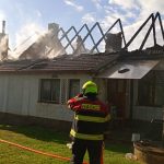 Požár střechy domu v Suchdole nad Lužnicí: jeden zraněný hasič, škoda kolem 1,5 milionu