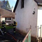 Požár střechy domu v Suchdole nad Lužnicí: jeden zraněný hasič, škoda kolem 1,5 milionu