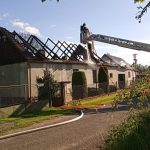 Požár střechy domu v Suchdole nad Lužnicí: jeden zraněný hasič, škoda kolem 1,5 milionu