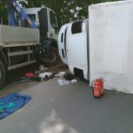 Řidič Fordu dostal v Budějovicích smyk, vozidlo vážně zranilo muže vystupujícího z druhého auta