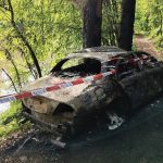 Zloděj ukradl v Písku na Hradišti auto. Když s ním pak zapadl na cyklostezce v lese, vůz zapálil