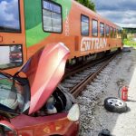 Na Krumlovsku se srazil vlak s autem. Doprava na železnici stojí, probíhají vyprošťovací práce