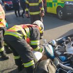Na Lidické třídě v Budějovicích se ráno střetl nezletilý motorkář s osobním autem