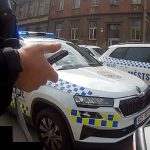 VIDEO: Strážníci českobudějovické městské policie odchytávali srnu v zahradě