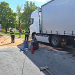 V Přísečné vyteklo z kamionu na silnici tisíc litrů nafty