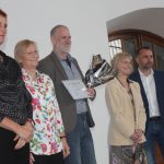 Kdo v Jihočeském kraji nejlépe třídí odpad? Výsledky soutěží zazněly v Alšově jihočeské galerii