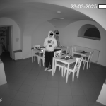 Policie vyšetřuje vloupání do pekařství v centru Budějovic. Pátrá po totožnosti dvou mladíků