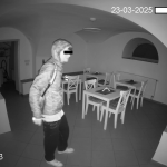 Policie vyšetřuje vloupání do pekařství v centru Budějovic. Pátrá po totožnosti dvou mladíků