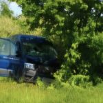 U Pištína havarovala dodávka, řidiče ze zdemolovaného vozidla vyprošťovali hasiči