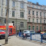 Unikající plyn v centru Budějovic se podařilo zastavit. Hasiči evakuovali školu a polikliniku