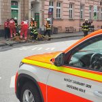 Unikající plyn v centru Budějovic se podařilo zastavit. Hasiči evakuovali školu a polikliniku