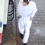 Při výběru v bance nic neříkejte, je to tajná akce. Žena osobně donesla peníze podvodníkům
