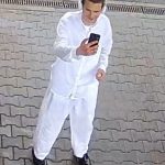 Při výběru v bance nic neříkejte, je to tajná akce. Žena osobně donesla peníze podvodníkům