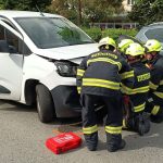 V Soběslavské ulici v Táboře se střetla dvě auta. K nehodě vyjížděli policisté, hasiči i záchranáři