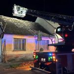 Jihočeským krajem se prohnala v noci bouřka. Vítr lámal stromy, škodil na domech