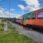 Řidička auta nerespektovala výstražná světla na železničním přejezdu u Kájova. Do nemocnice ji transportoval vrtulník